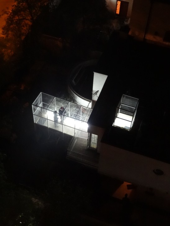 La Divina Providencia, vista aérea nocturna del volumen iluminado sobre el techo