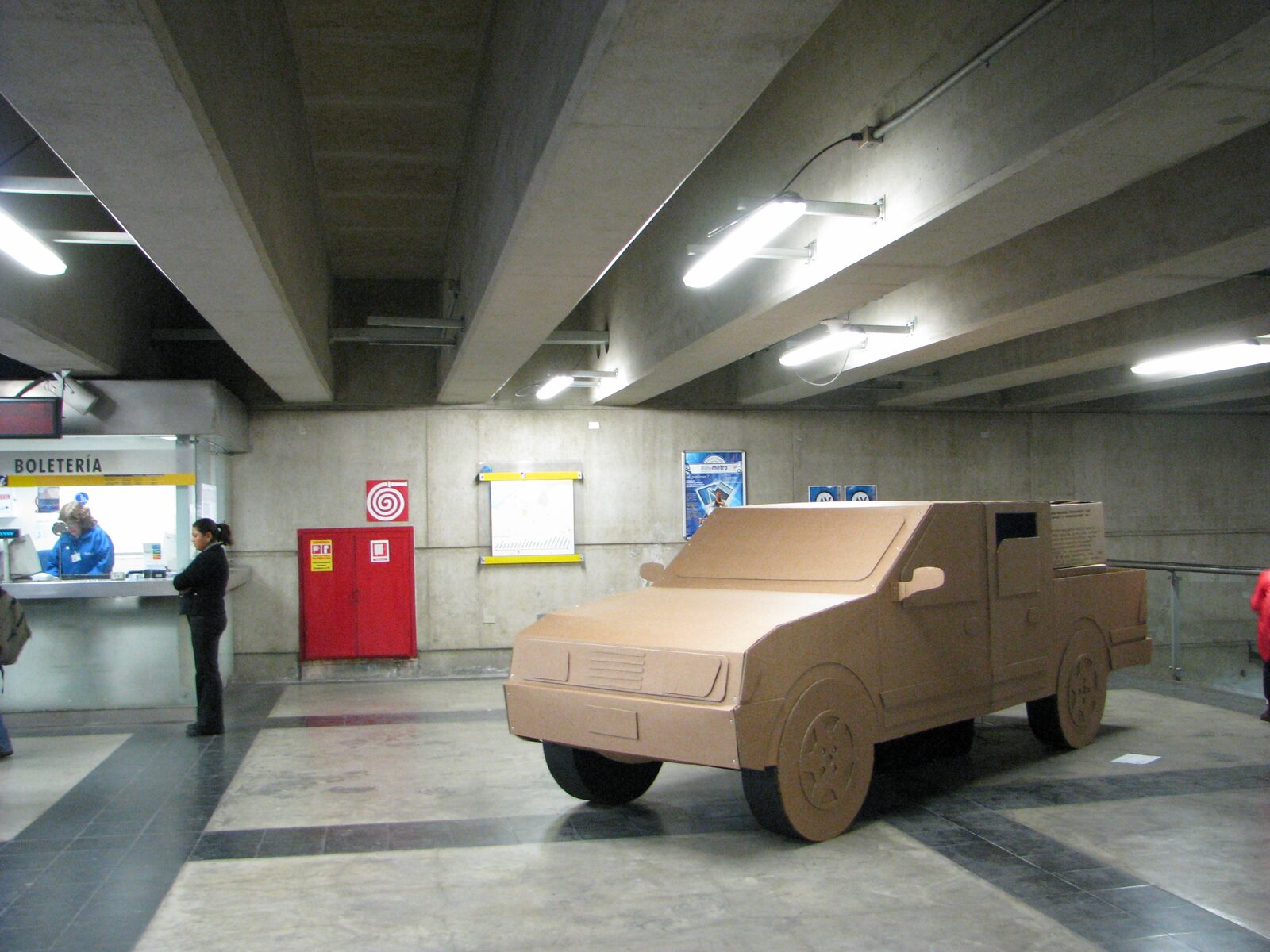Pieza de Cartón, segunda versión de la camioneta LUV en la Estación de Metro Ecuador, Viña del Mar