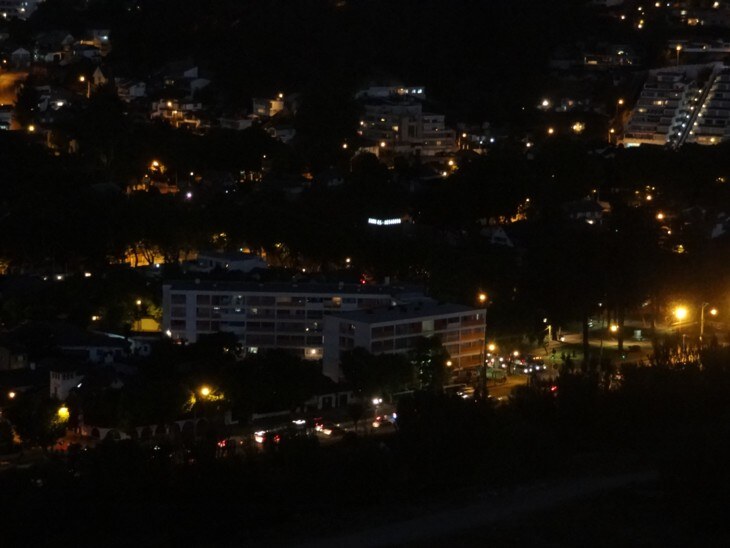 Todo es Desierto, segundo acercamiento nocturno al letrero