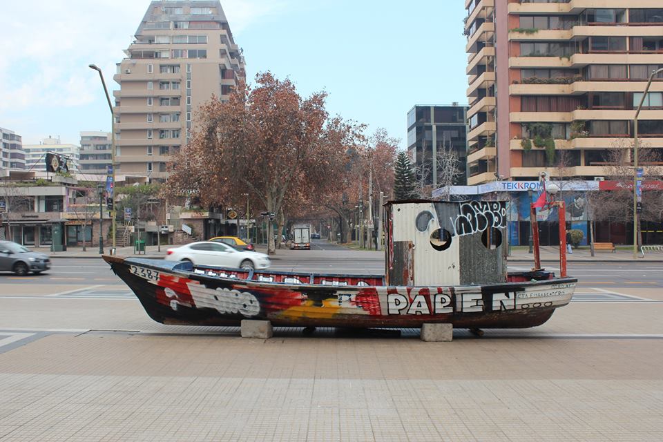 El Petro, bote de madera intervenido con el texto Paren de Robar, instalado en Avenida Apoquindo, Santiago