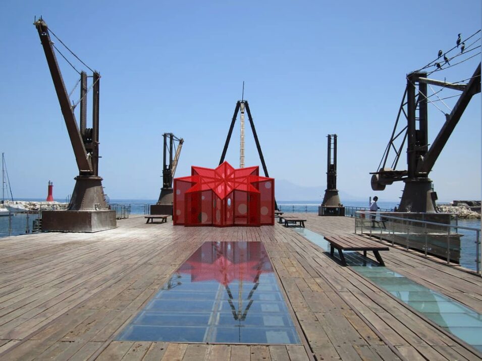 Visualización de La Estrella de Chile, volumen rojo en forma de estrella de 8 puntas, muelle histórico de Antofagasta