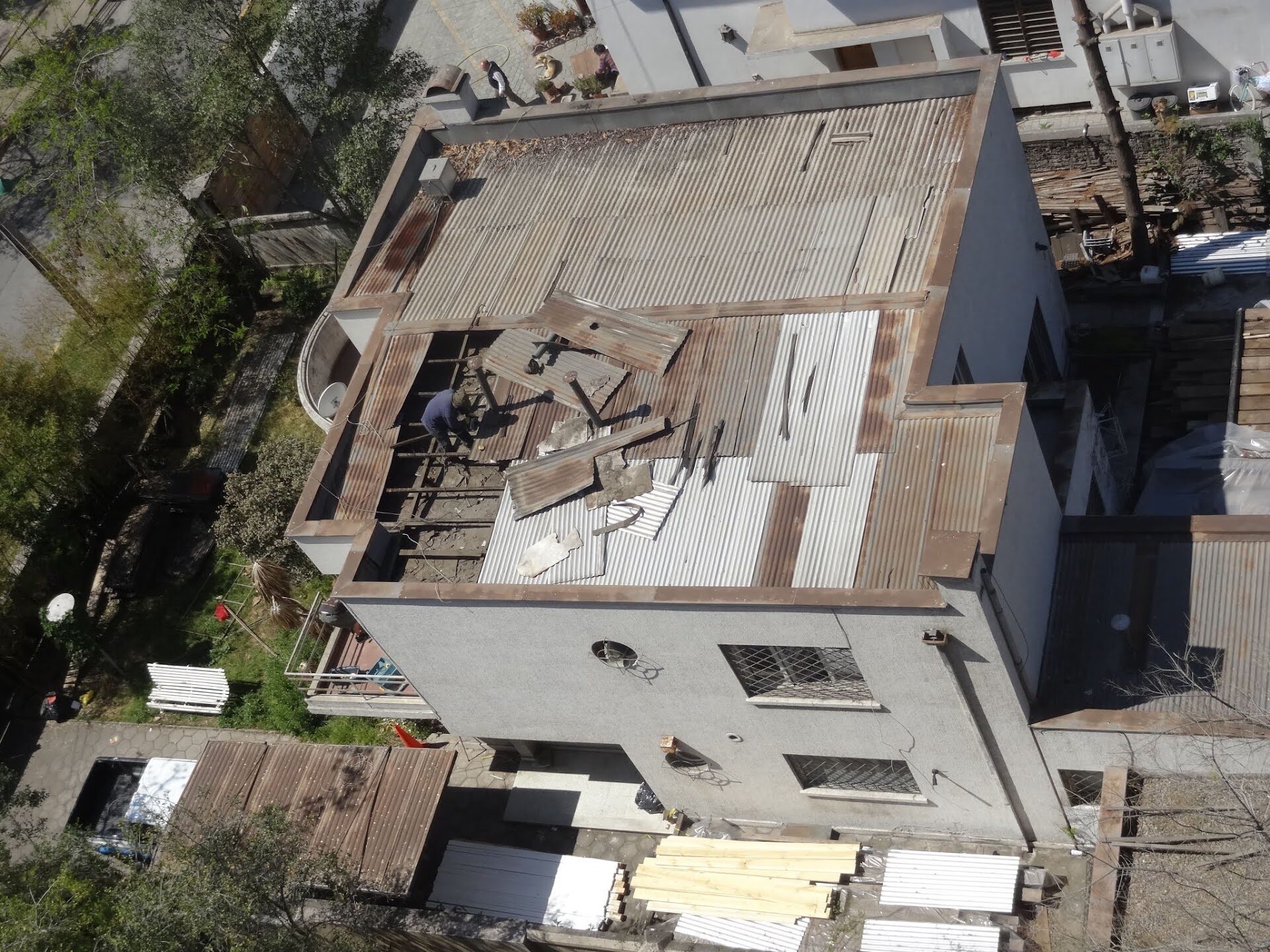 Intervención La Divina Providencia, trabajo en el techo de una vivienda de Providencia, Santiago
