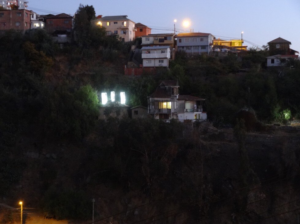 La Casa de Atrás, vista amplia del cerro al atardecer