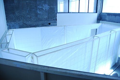 Interior de Pieza de Papel, habitación construida con cuadernos de líneas, Sala El Círculo, Valparaíso