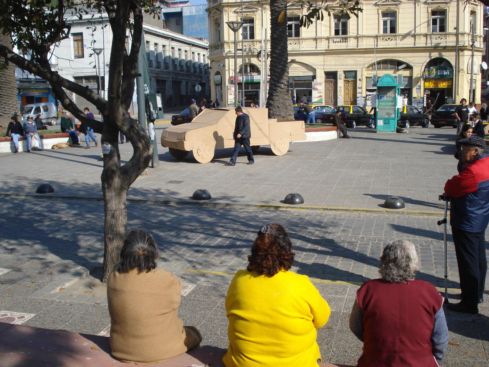 Pieza de Cartón, camioneta LUV en la Plaza Echaurren, Valparaíso
