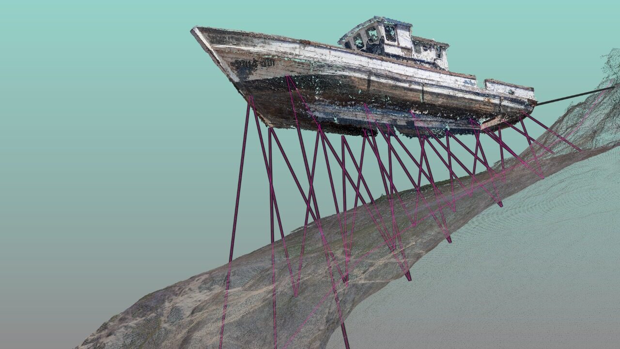 Modelo digital del barco reconfigurado de Fata Morgana, anclado y apuntalado sobre un acantilado de Quintero