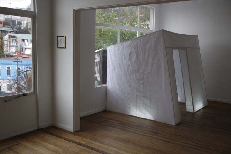 La Venida de los Cerros, instalación de tela blanca en sala de galería