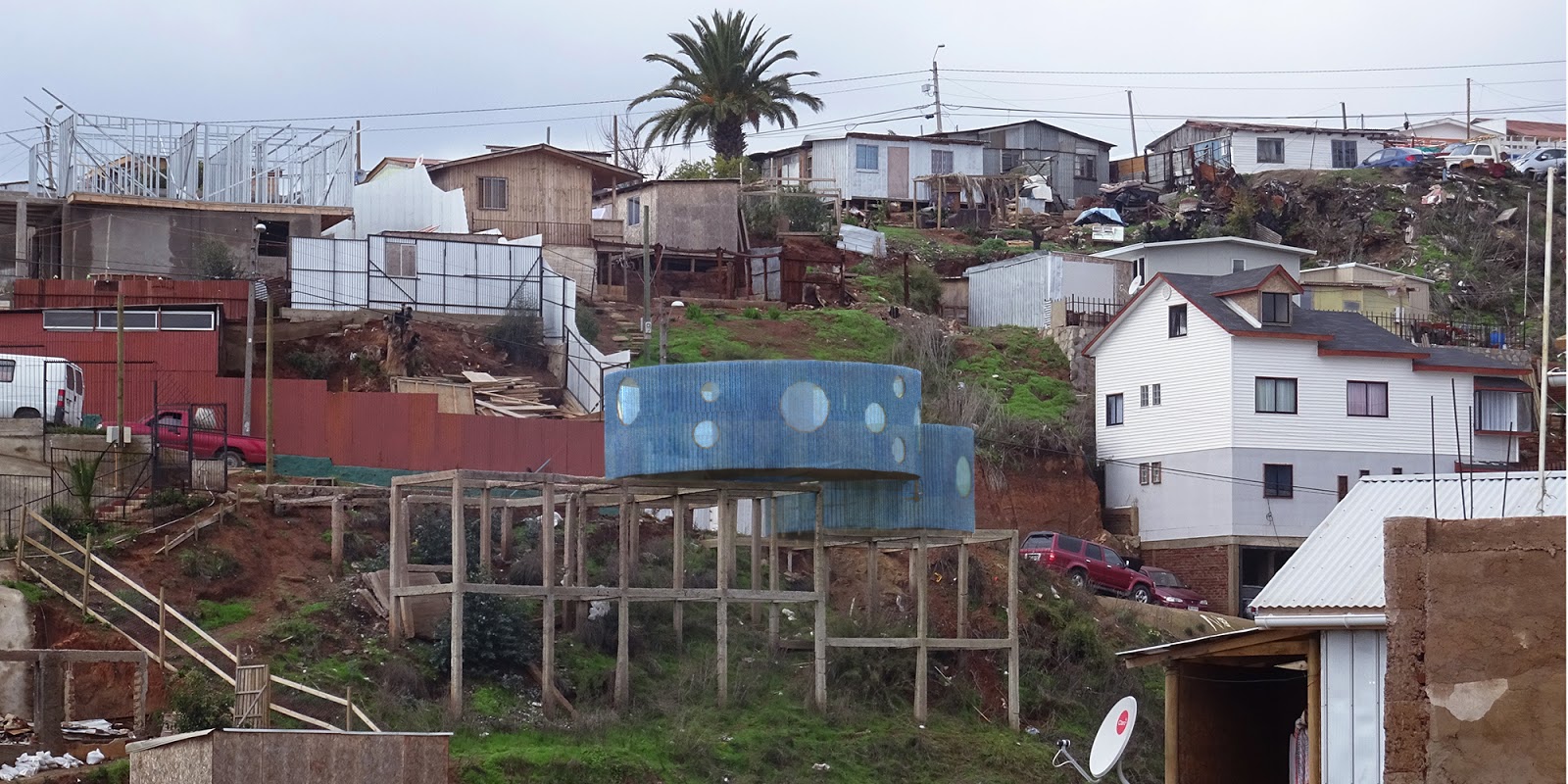 Sortes Vergilianae construida, dos volúmenes circulares azules sobre pilotes en el Cerro El Vergel, Valparaíso