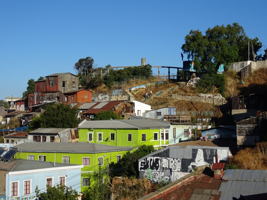El Nadador Nº 4, vista general del Cerro Cárcel con el contenedor en voladizo al fondo, Valparaíso