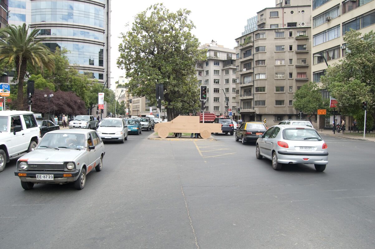 Camioneta LUV de cartón corrugado estacionada en una calle de Santiago