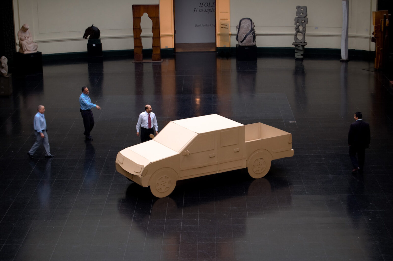 Pieza de Cartón, camioneta LUV en el interior del Museo Nacional de Bellas Artes