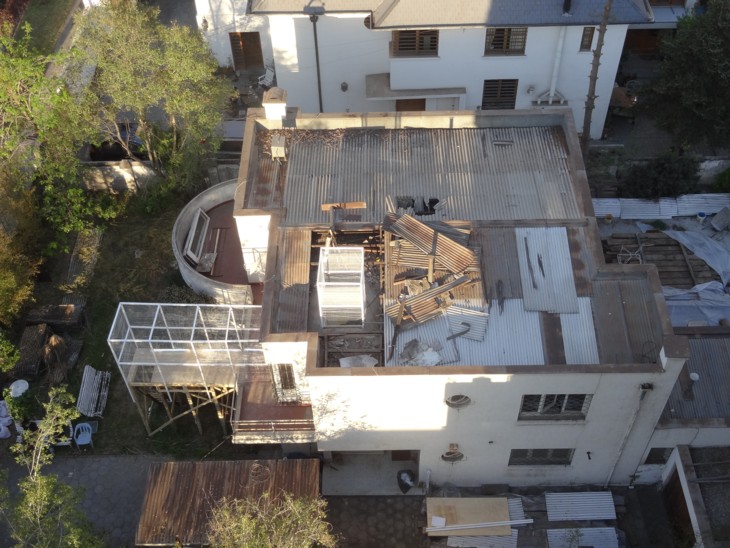 La Divina Providencia, vista aérea diurna del techo de la vivienda en demolición