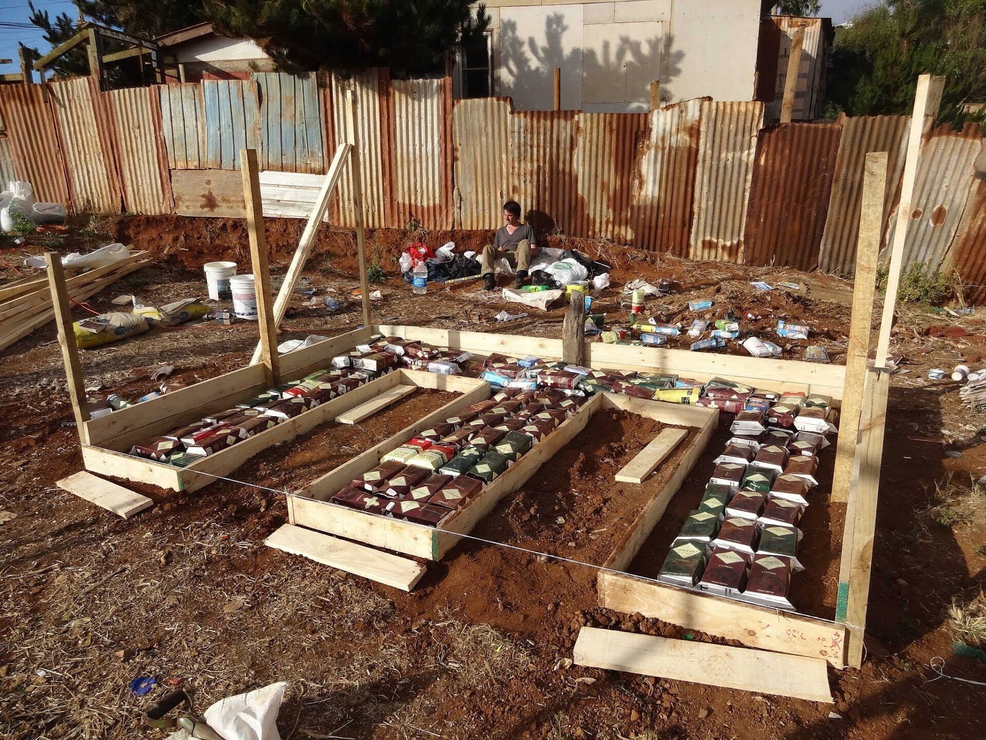 Construcción de la letra E de El Séptimo Peldaño, con material reciclado, en un patio de juegos de Costa Brava, Playa Ancha
