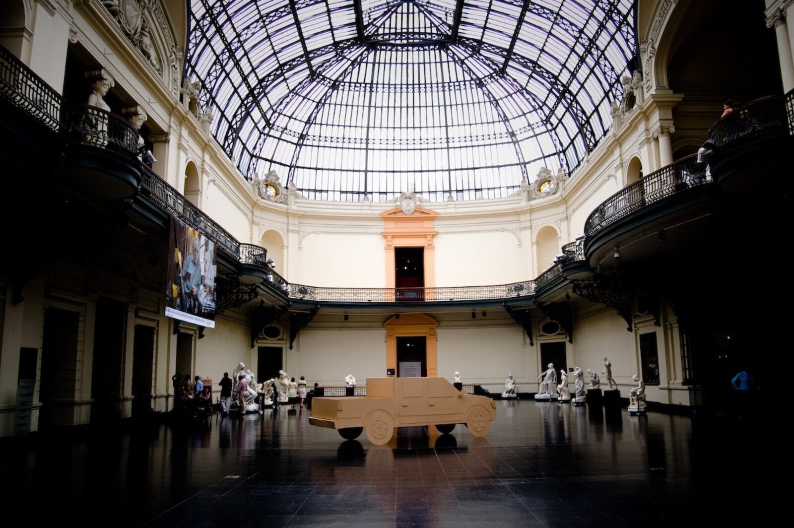 Pieza de Cartón, camioneta LUV bajo la cúpula del Museo Nacional de Bellas Artes