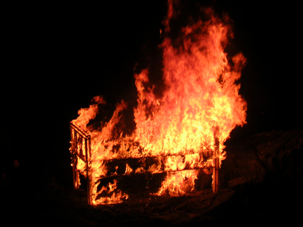 Estructura de una cama ardiendo de noche