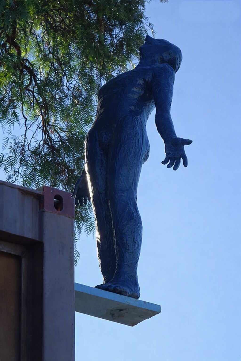 El Nadador Nº 4, detalle de la figura de papel maché suspendida en el aire