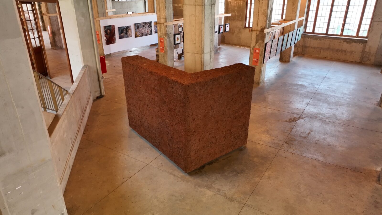 Ele de Lodo, vista frontal del muro en L en la sala del Mercado Puerto