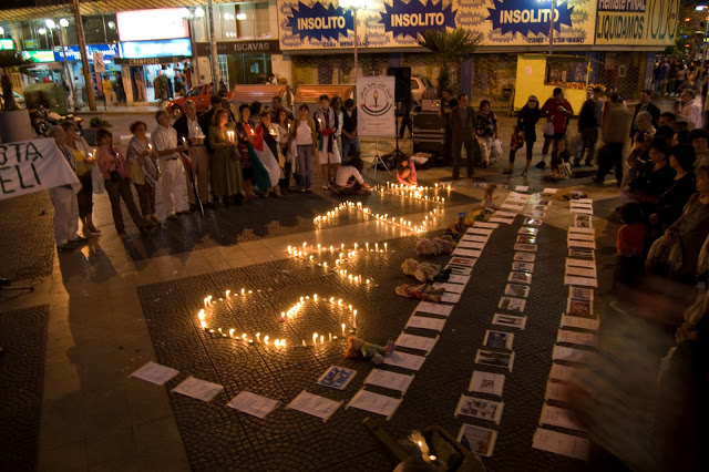 Velatón «1.500.000 de velas por Gaza, Palestina», velas dispuestas en el suelo junto a fotografías