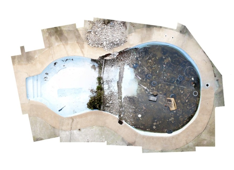 Vista aérea de la piscina en forma de guitarrón, ex complejo deportivo de Concón