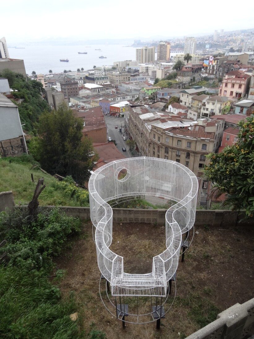El Nadador Nº3, réplica en estructura de acero de la piscina en forma de guitarrón, sobre una terraza del Cerro Panteón, Valparaíso