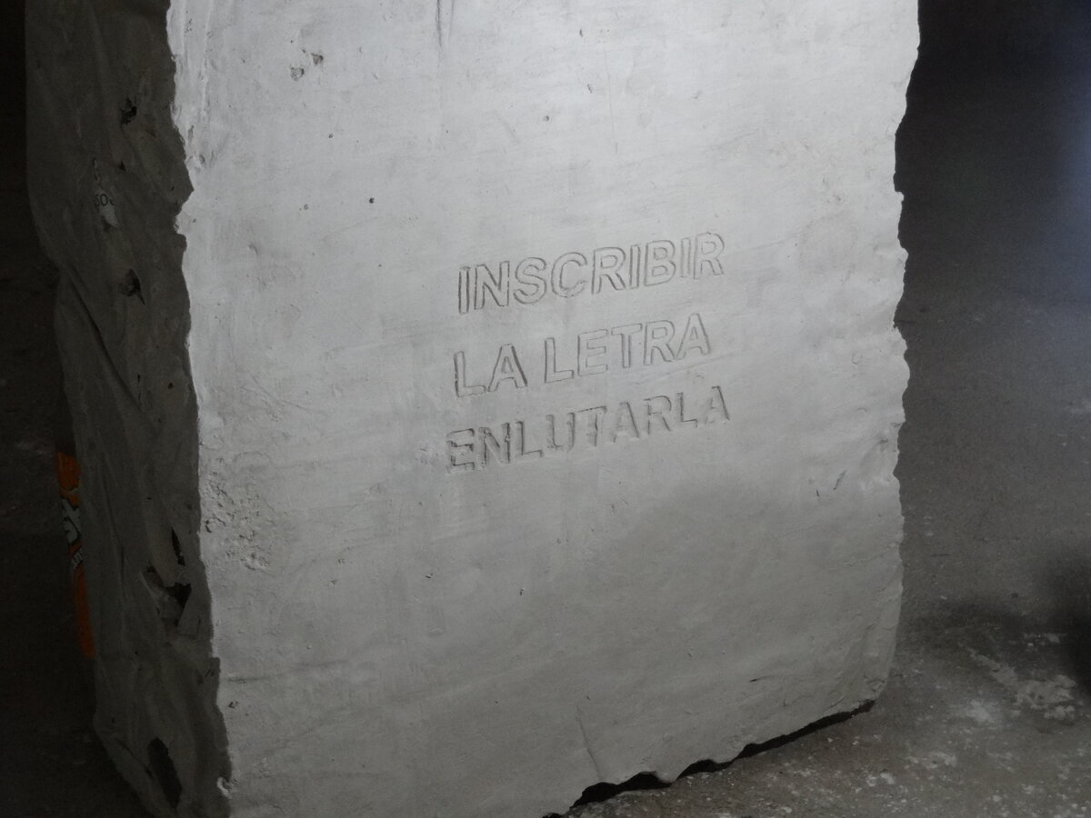 Bloque de yeso inscrito con el texto Inscribir la letra, enlutarla