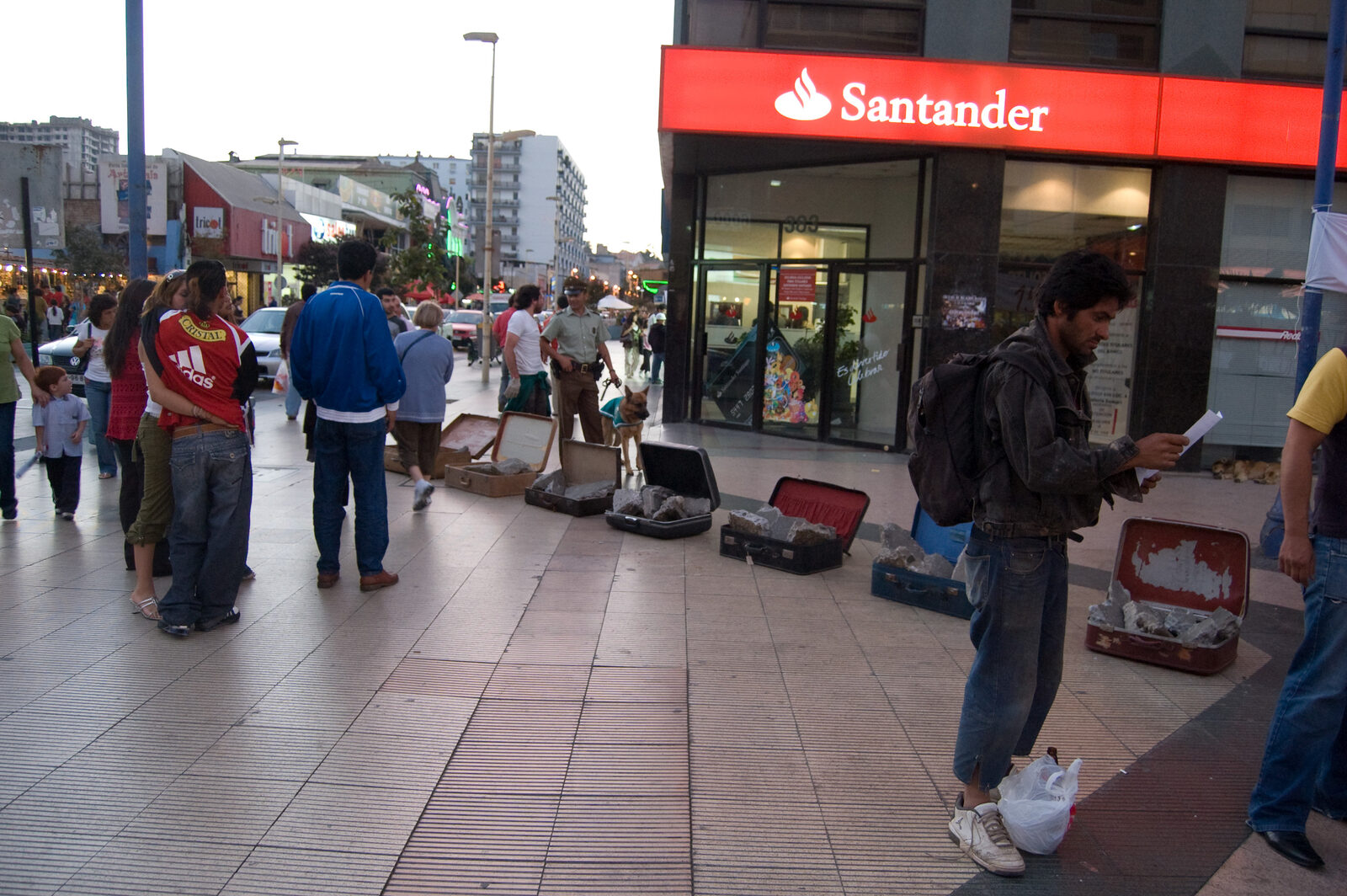 Vista general de las maletas con escombros alineadas frente al banco Santander, Viña del Mar