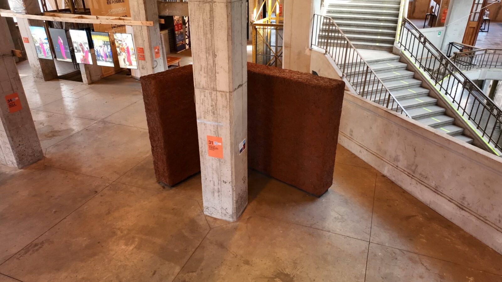 Ele de Lodo junto a la columna, sala Mercado Puerto, exhibición Arte Puerto 2025