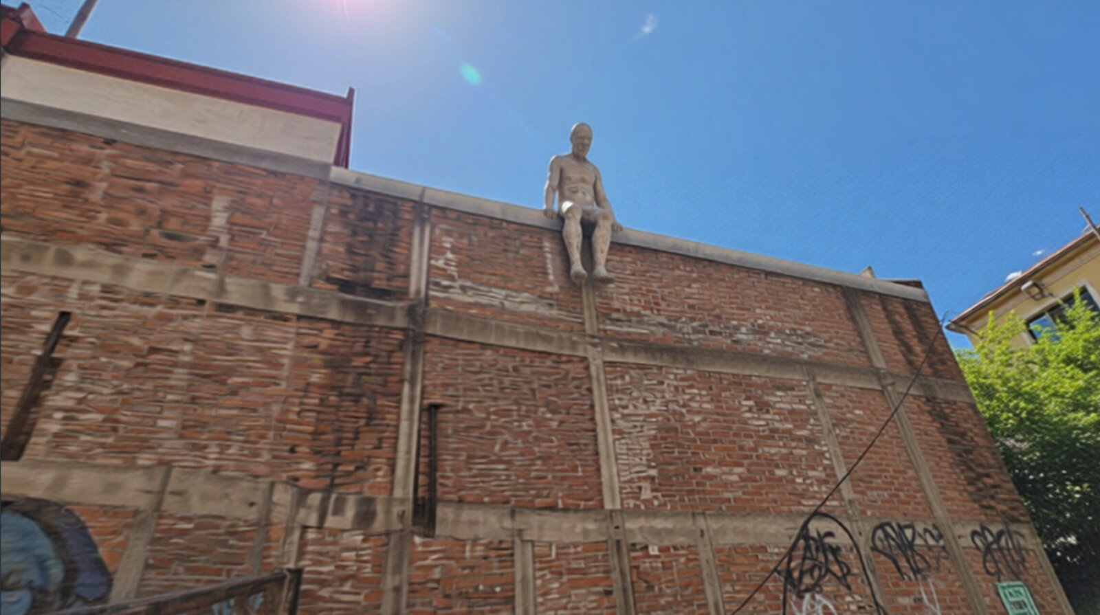 Fotomontaje a contraluz de El Nadador Nº 5 sentado en el borde de la techumbre, pasaje Gálvez, Cerro Concepción