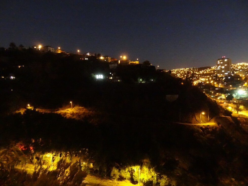 La Casa de Atrás, vista nocturna del cerro y la bahía de Valparaíso