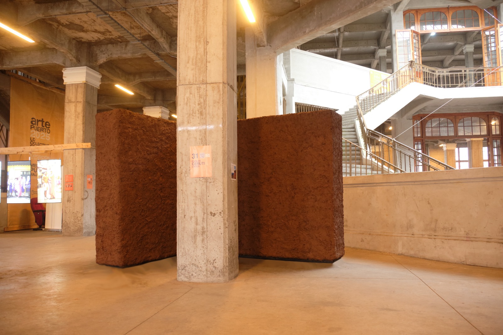 Ele de Lodo instalada en el Mercado Puerto de Valparaíso, exhibición Arte Puerto 2025