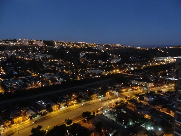 Todo es Desierto, vista nocturna de Viña del Mar desde la distancia