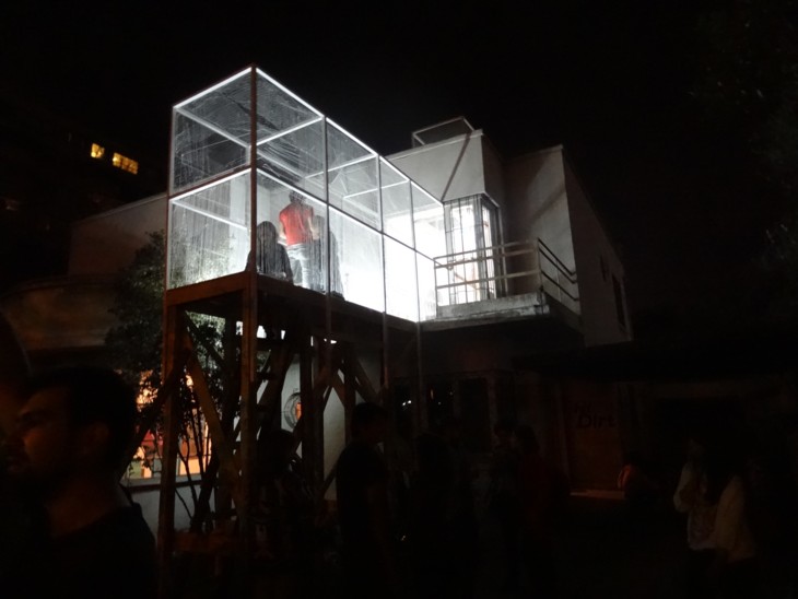 La Divina Providencia, interior del volumen iluminado de noche, con personas dentro
