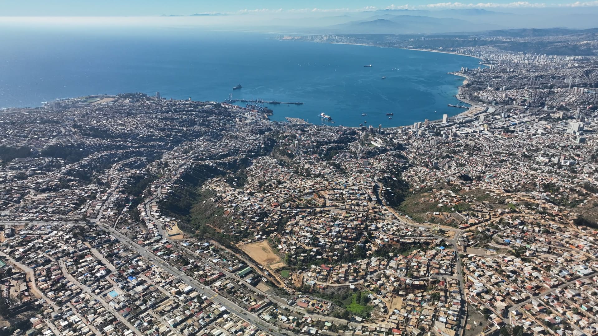 Vista aérea de Ele de Lodo, muro en forma de Letra L levantado frente al Mercado Puerto de Valparaíso