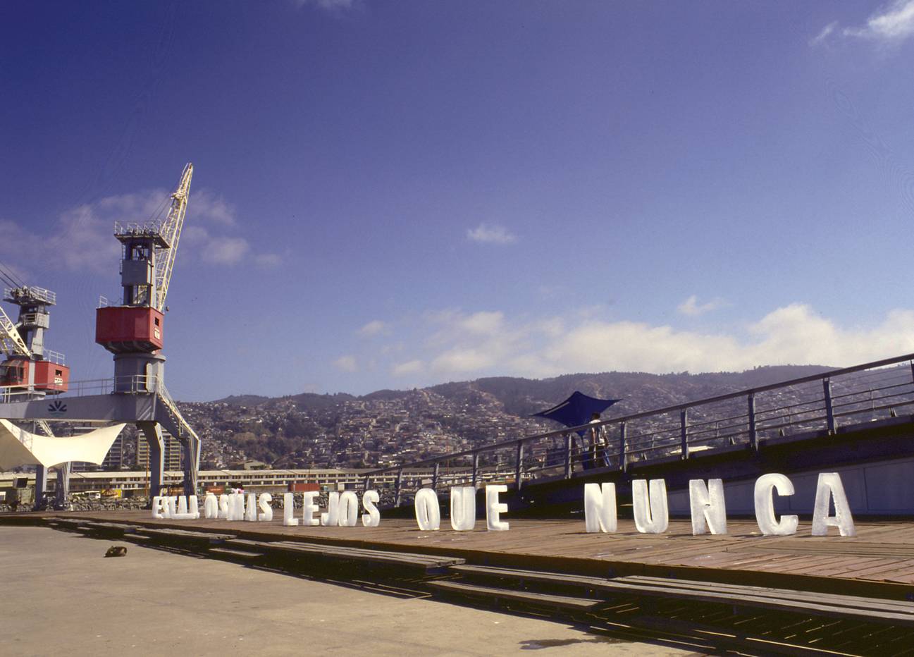 Letras «Estamos Más Lejos Que Nunca» instaladas en el Muelle Prat, Valparaíso