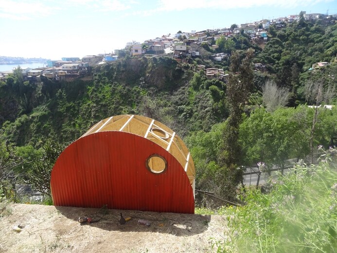El Jardín de las Delicias, vista desde la quebrada con el cerro y la bahía de Valparaíso al fondo