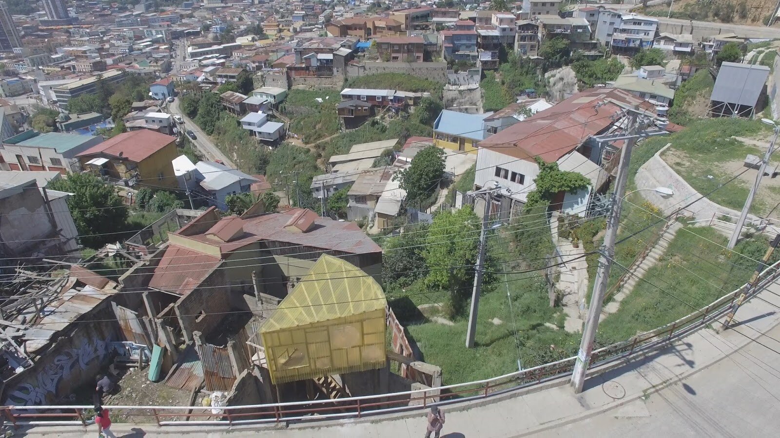El Gran Queso, vista aérea de la pieza suspendida sobre la ruina, Cerro La Cruz