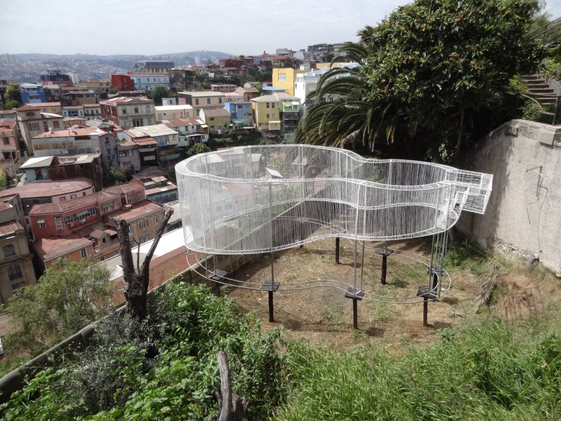 El Nadador, réplica en malla blanca de la piscina-guitarrón, Cerro Panteón, Valparaíso