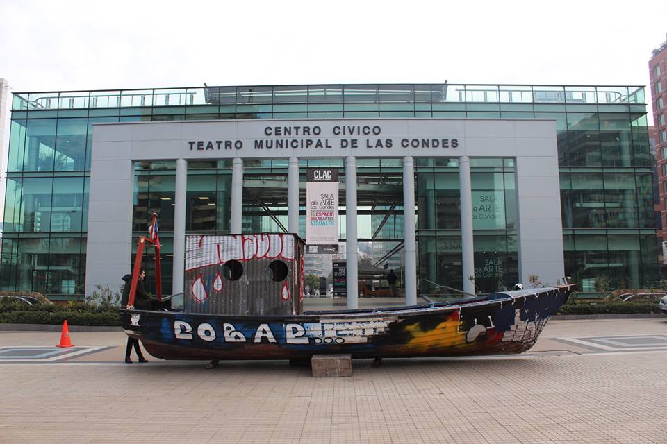 Mar Muerto, bote de madera intervenido frente al Teatro Municipal de Las Condes