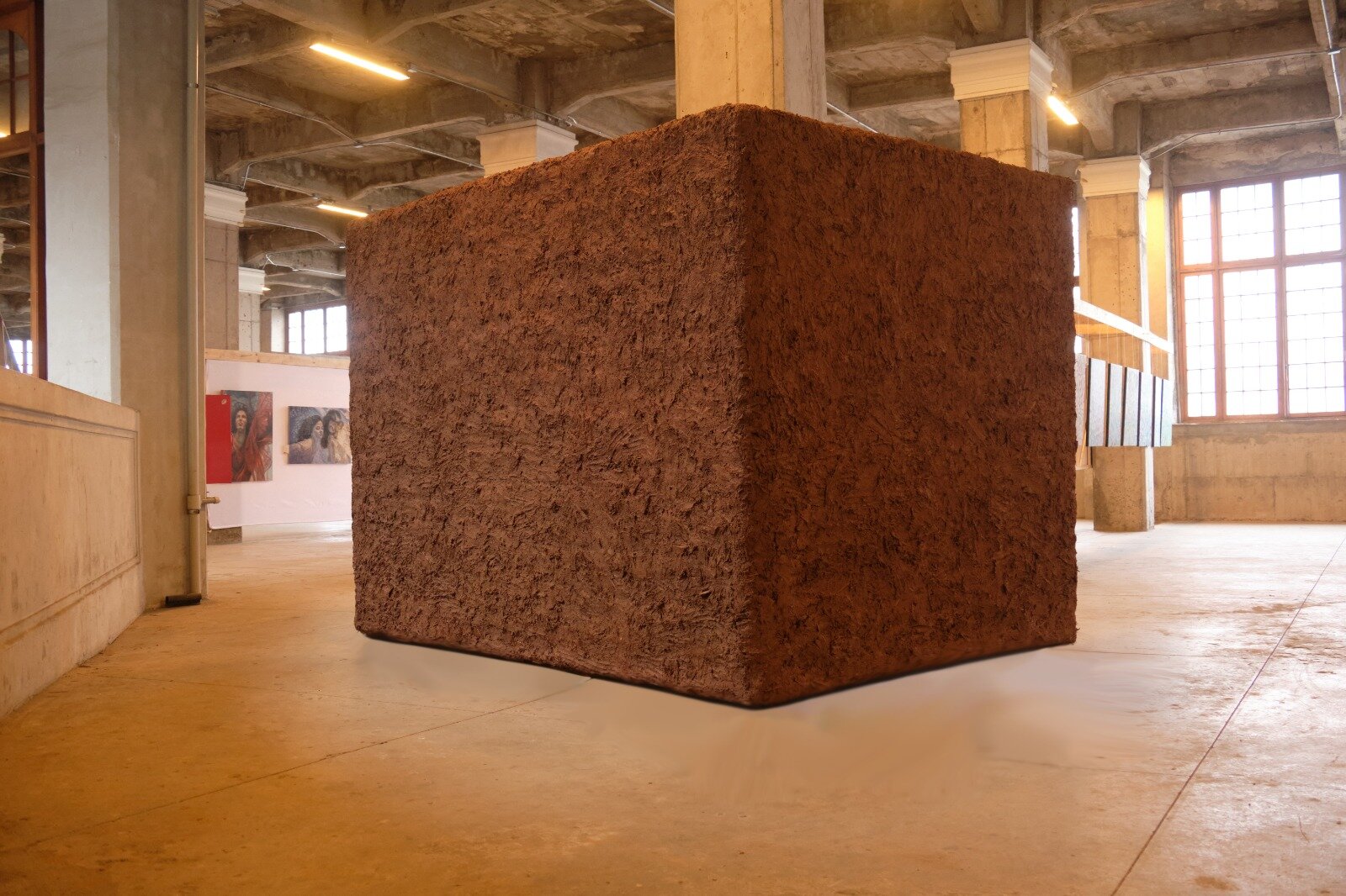 Ele de Lodo, muro de tierra en forma de L exhibido en la feria ArtePuerto 2026, Valparaíso